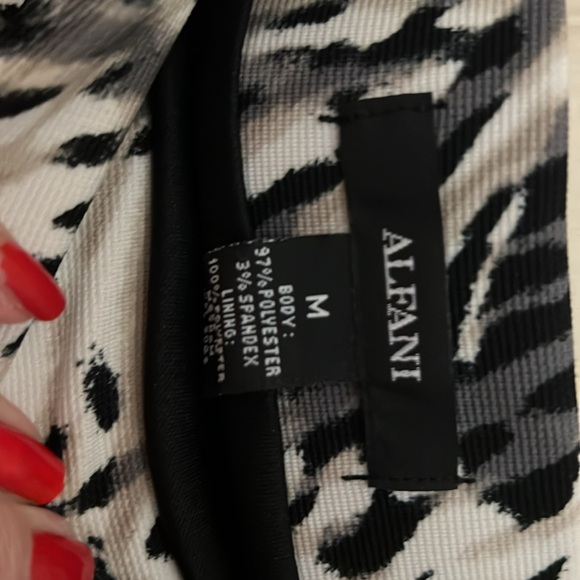 Animal print mini skirt. Nice thick polyester fabric. - Picture 3 of 3